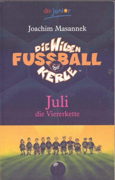 Buchcover zu "Juli die Viererkette" von Joachim Masannek, erschienen im Deutschen Taschenbuch Verlag